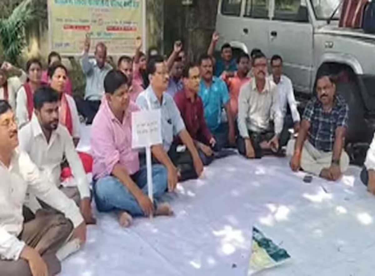 झारखंड : वेतन बढ़ोतरी की मांग को लेकर जमशेदपुर में धरने पर बैठे अनुबंधित शिक्षक